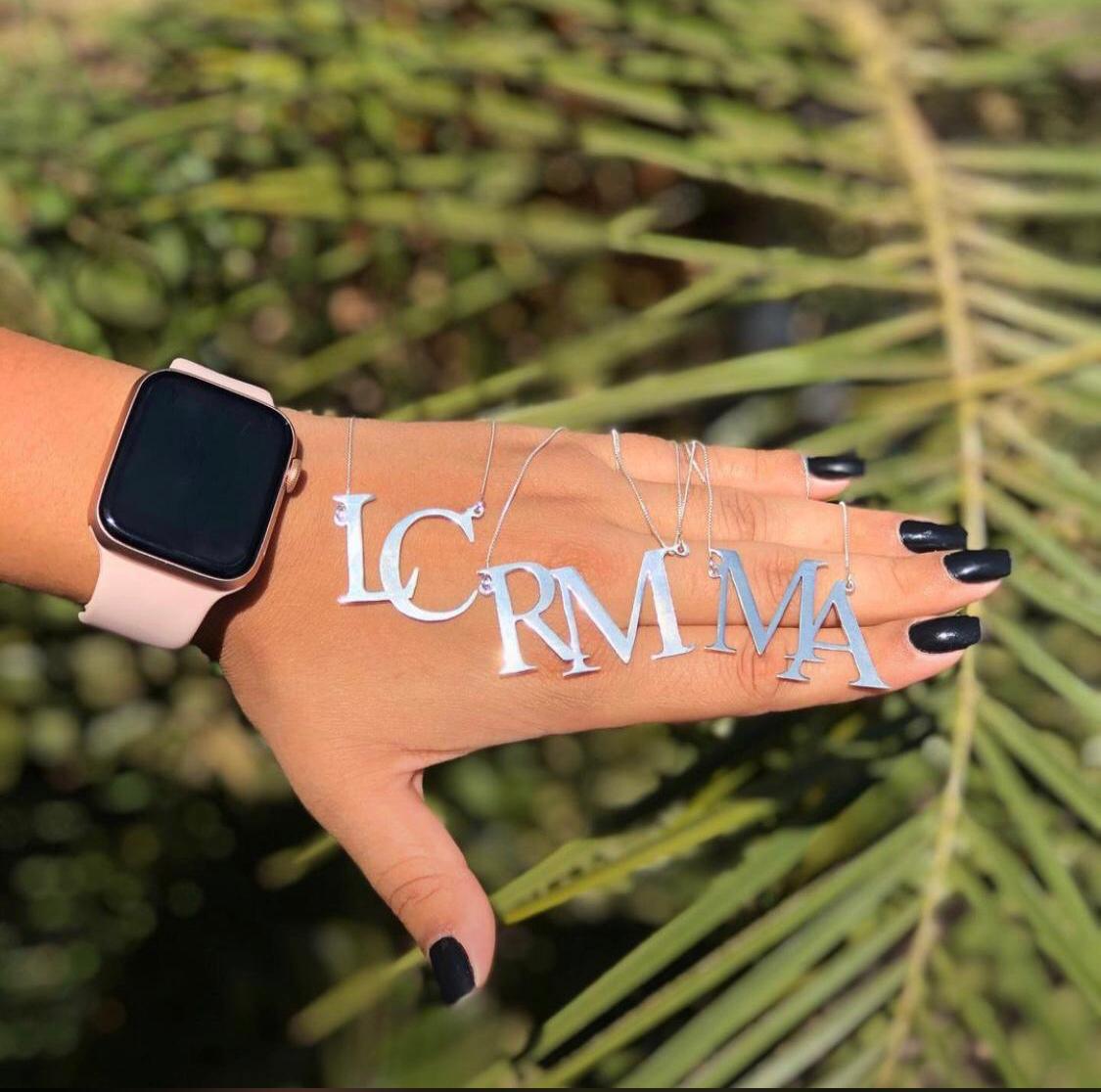 Colar Personalizado com letra inicial do nome. Letra na diagonal. Letra grande.